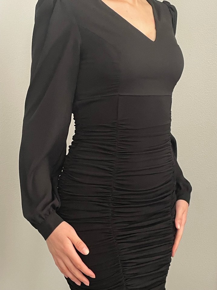 V Yaka Drapeli Siyah Mini Elbise - Görsel 3