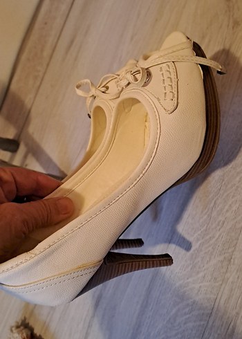 Beyaz Bağcıklı Dolgu Topuk Kadın Ayakkabı. Kırık beyaz renginde. - Görsel 10