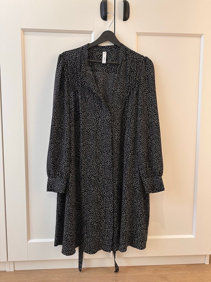 V Yaka Siyah Midi Kuşaklı Elbise - Görsel 3