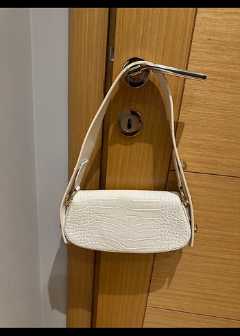 Beyaz Deri Desenli Tokalı Kadın Çanta - Görsel 3
