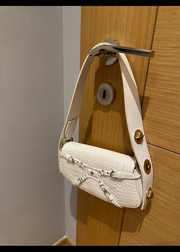 Beyaz Deri Desenli Tokalı Kadın Çanta - Görsel 2