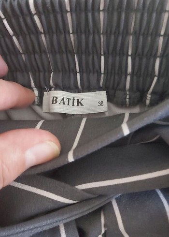 Batik 38 beden Gri Çizgili Kemerli Midi Kumaş Pantolon - Görsel 4