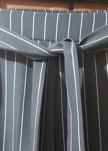 Batik 38 beden Gri Çizgili Kemerli Midi Kumaş Pantolon - Görsel 2