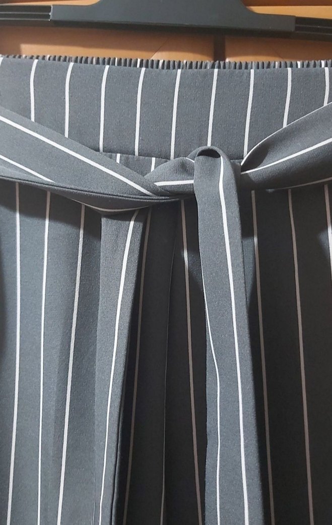 Batik 38 beden Gri Çizgili Kemerli Midi Kumaş Pantolon - Görsel 2