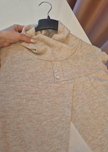 Düğmeli Bej Yüksek Yakalı Kadın Kazak - Görsel 3