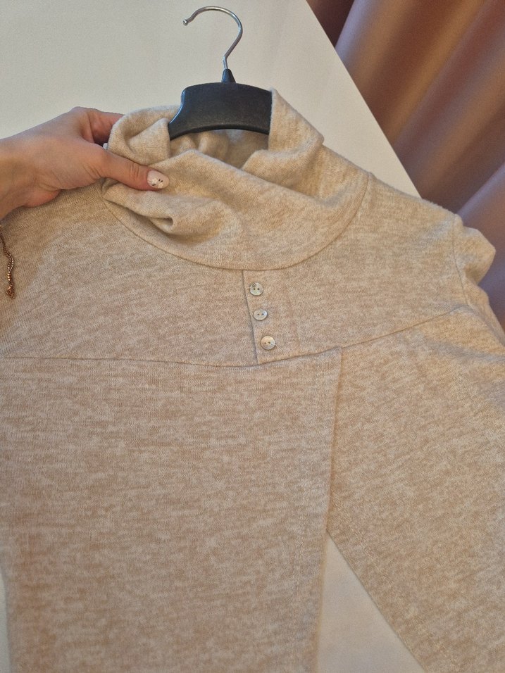 Düğmeli Bej Yüksek Yakalı Kadın Kazak - Görsel 3