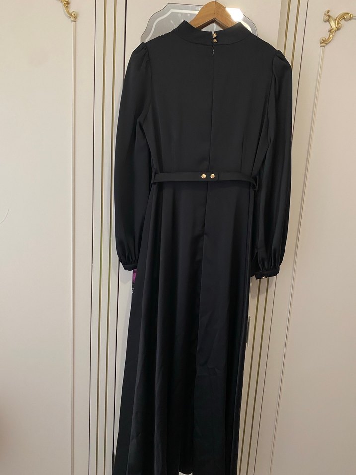 Zincir Detaylı Siyah Uzun Gotik Elbise - Görsel 3