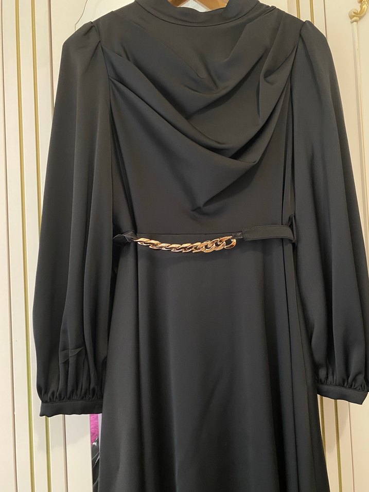 Zincir Detaylı Siyah Uzun Gotik Elbise - Görsel 2
