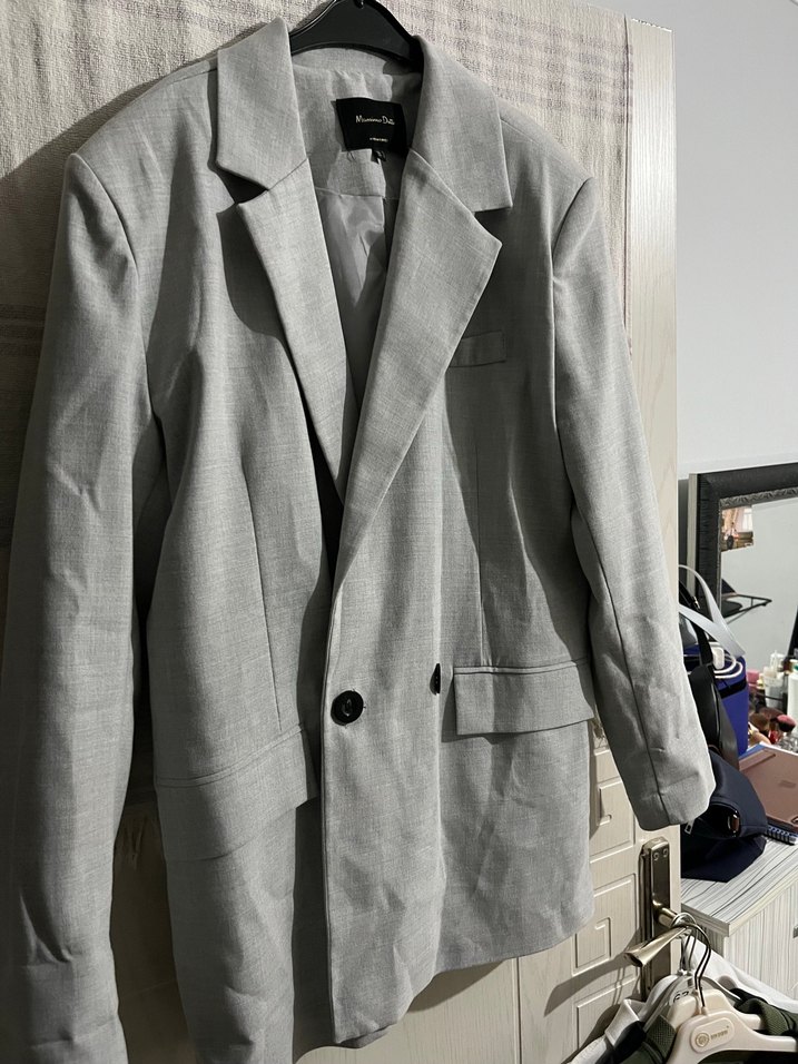 Şıklığın ve Rahatlığın Buluştuğu Gri Blazer — görsel 2/5