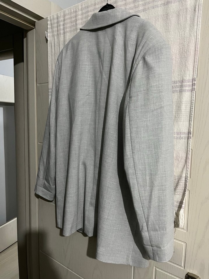 Şıklığın ve Rahatlığın Buluştuğu Gri Blazer — görsel 4/5