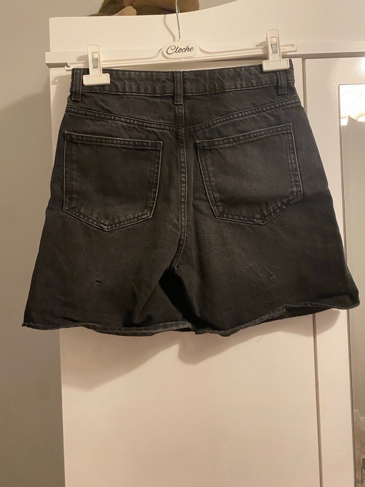 Siyah Bol Kesim Mini Denim Şort - Görsel 4