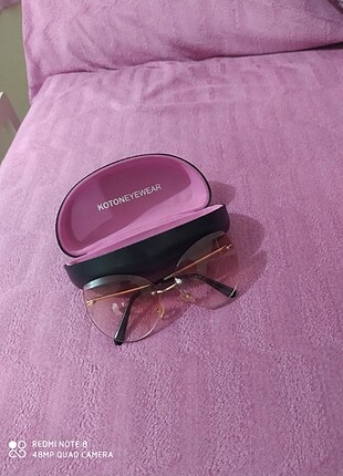 Pembe gözlük 