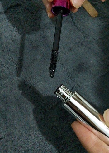 Mor Renkli Kirpik Maskarası - Görsel 3