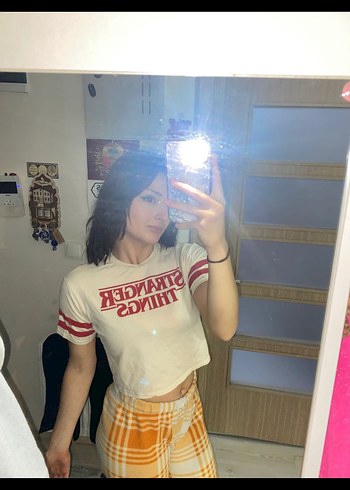 stranger things Beyaz Baskılı Kısa Crop Tişört - Görsel 4