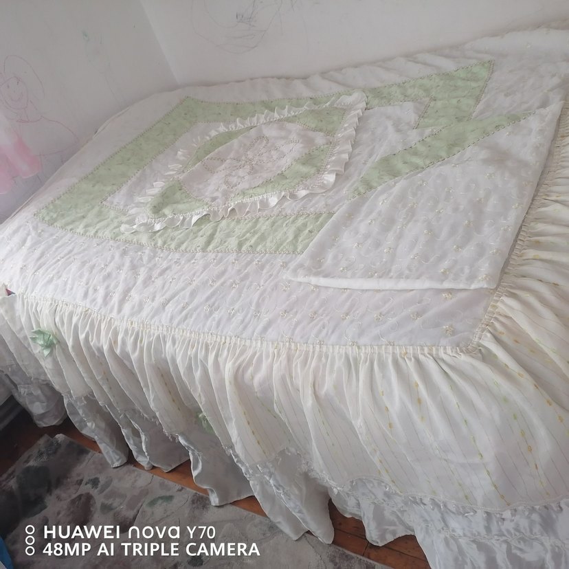 Nakışlı Beyaz Pastel Yatak Örtüsü - Görsel 2