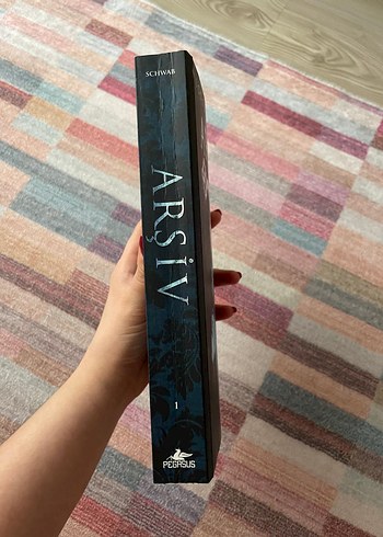 Victoria Schwab - Arşiv Romanı - Görsel 2