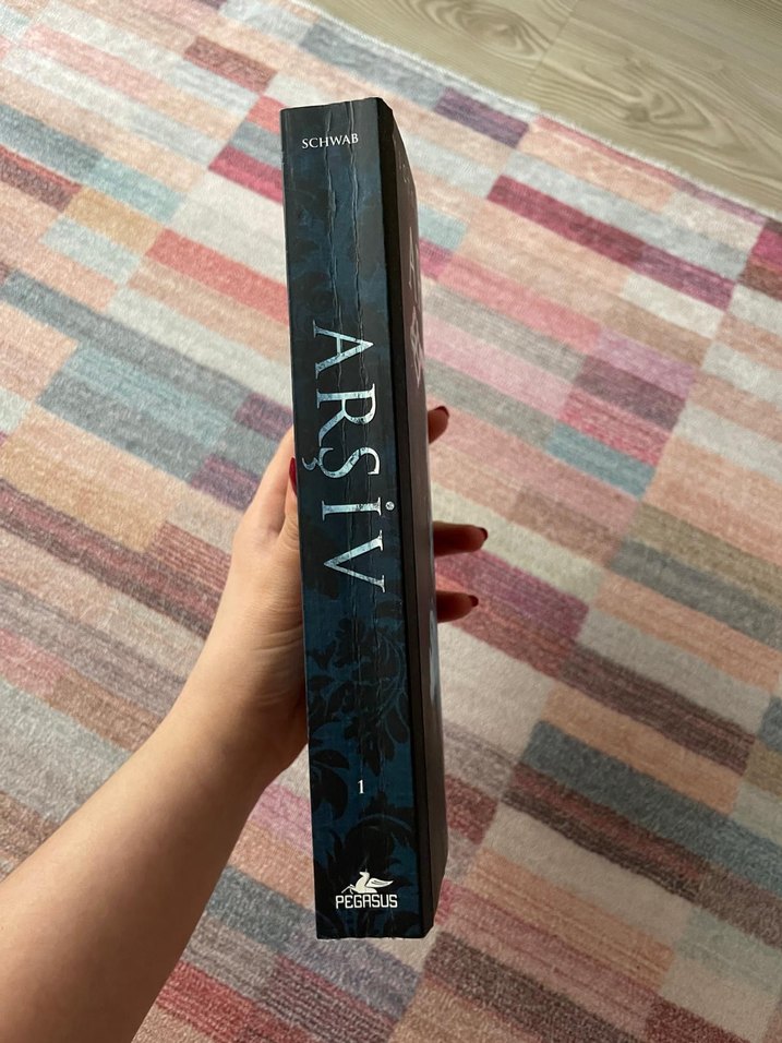 Victoria Schwab - Arşiv Romanı - Görsel 2