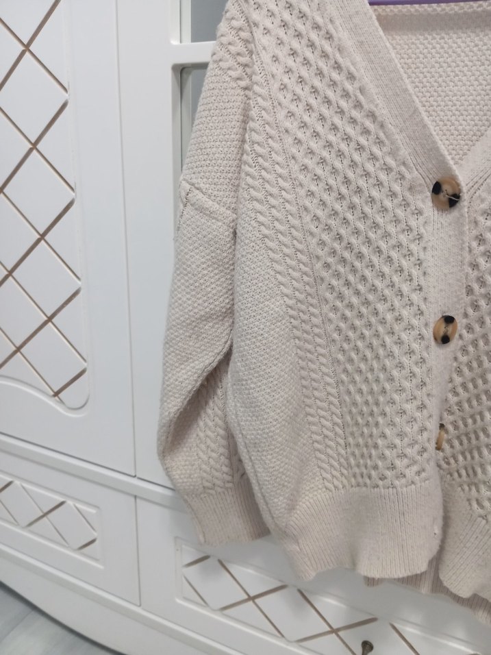 Örgü V Yaka Uzun Kollu Beyaz Hırka - Görsel 2