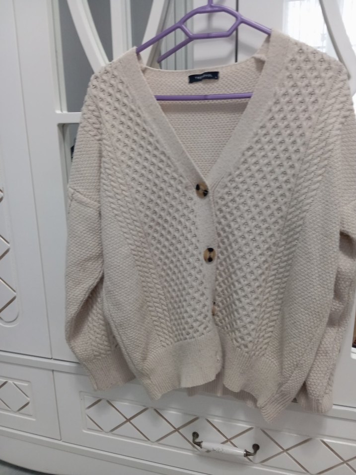 Örgü V Yaka Uzun Kollu Beyaz Hırka - Görsel 3