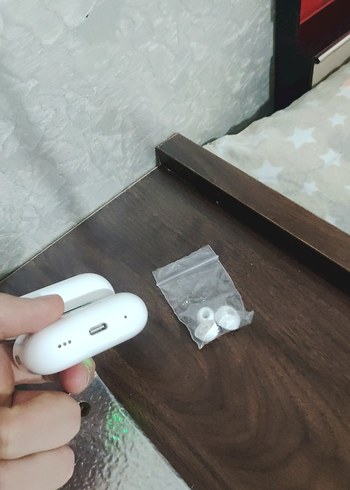 Beyaz Kablosuz Kulaklık ve Yedek Uçlar - Görsel 3