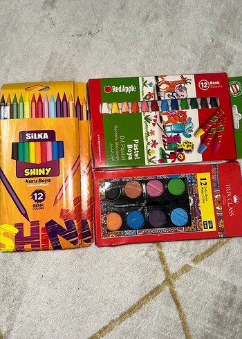 Nike Siyah Sırt Çantası ve Renkli Okul Malzemeleri - Görsel 2