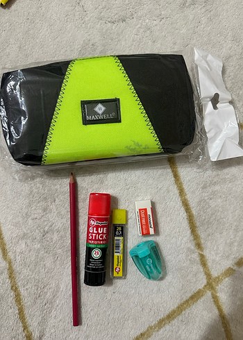 Nike Siyah Sırt Çantası ve Renkli Okul Malzemeleri - Görsel 3