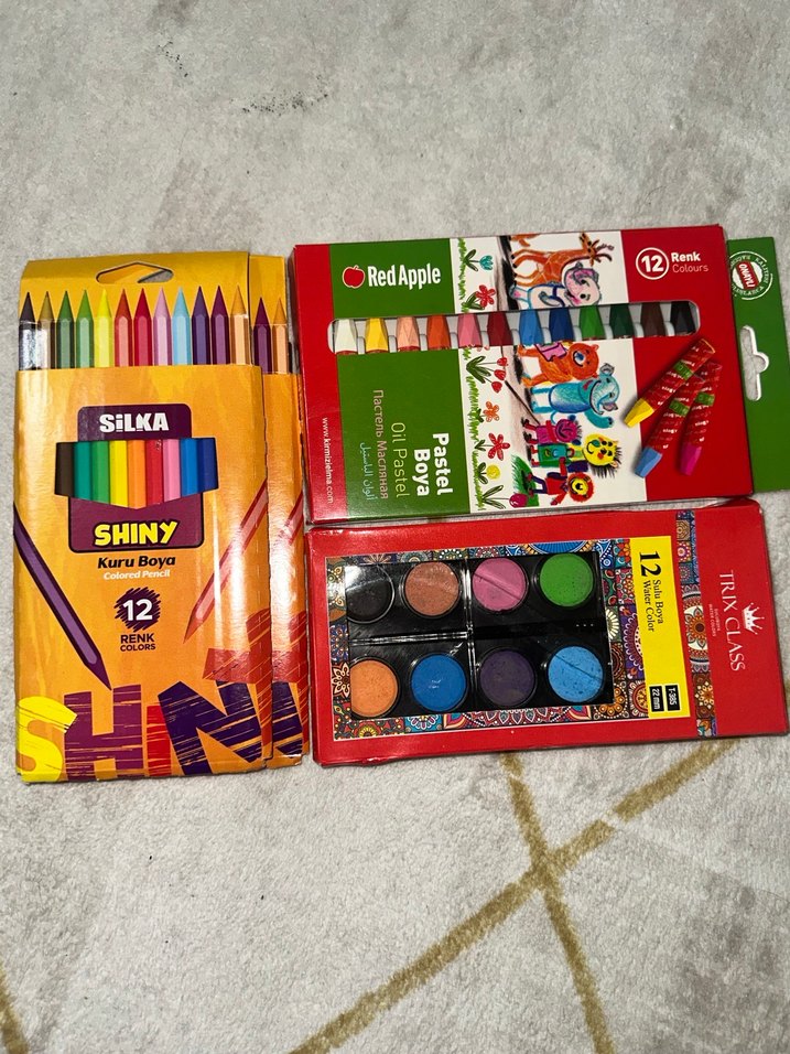 Nike Siyah Sırt Çantası ve Renkli Okul Malzemeleri - Görsel 2