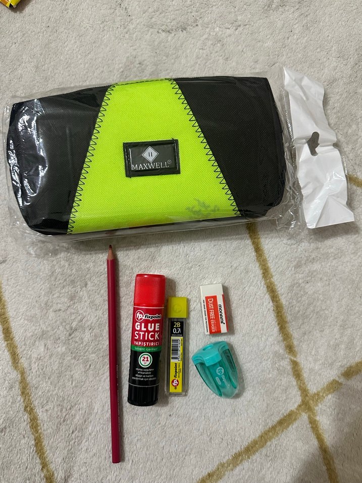 Nike Siyah Sırt Çantası ve Renkli Okul Malzemeleri - Görsel 3