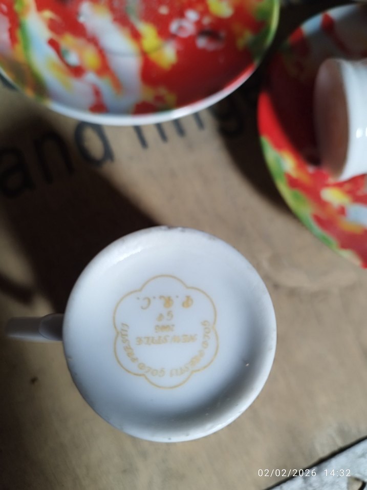 Renkli Kırmızı Desenli Fincan ve Tabak Seti - Görsel 3