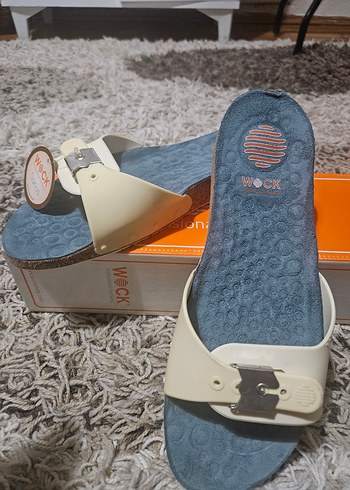 Beyaz Tokalı Kadın Dolgu Topuk Terlik - Görsel 2