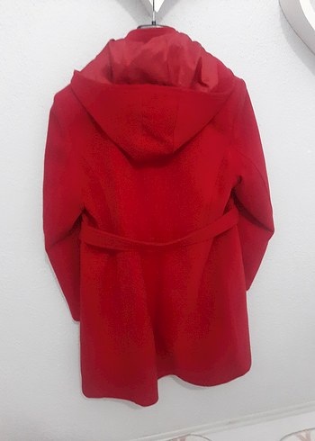 Kırmızı Kapüşonlu Kaban - Görsel 2