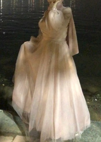 Drapeli Beyaz Uzun Kollu Uzun Elbise - Görsel 2