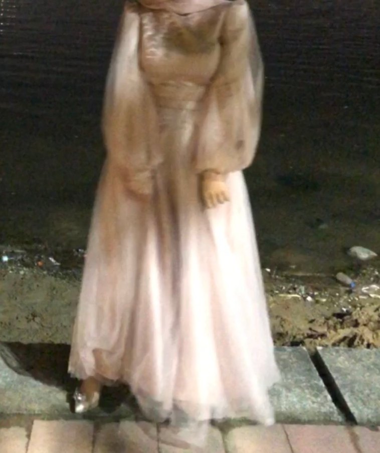 Uzun Beyaz Drapeli Kadın Elbise - Görsel 4