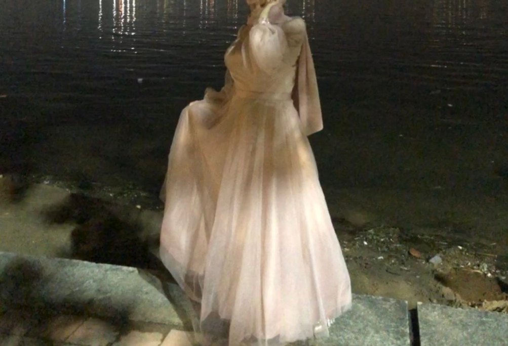 Uzun Beyaz Drapeli Kadın Elbise - Görsel 2