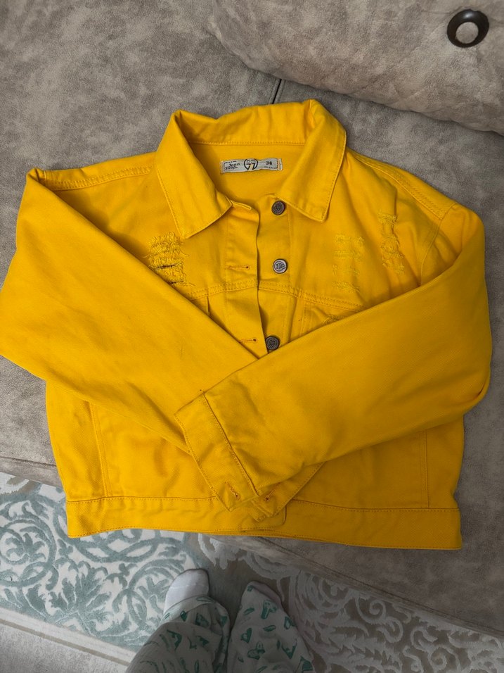 Sarı Düğmeli Mini Denim Ceket - Görsel 2