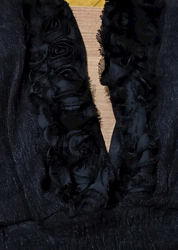 V Yaka Fırfırlı Siyah Midi Elbise - Görsel 2