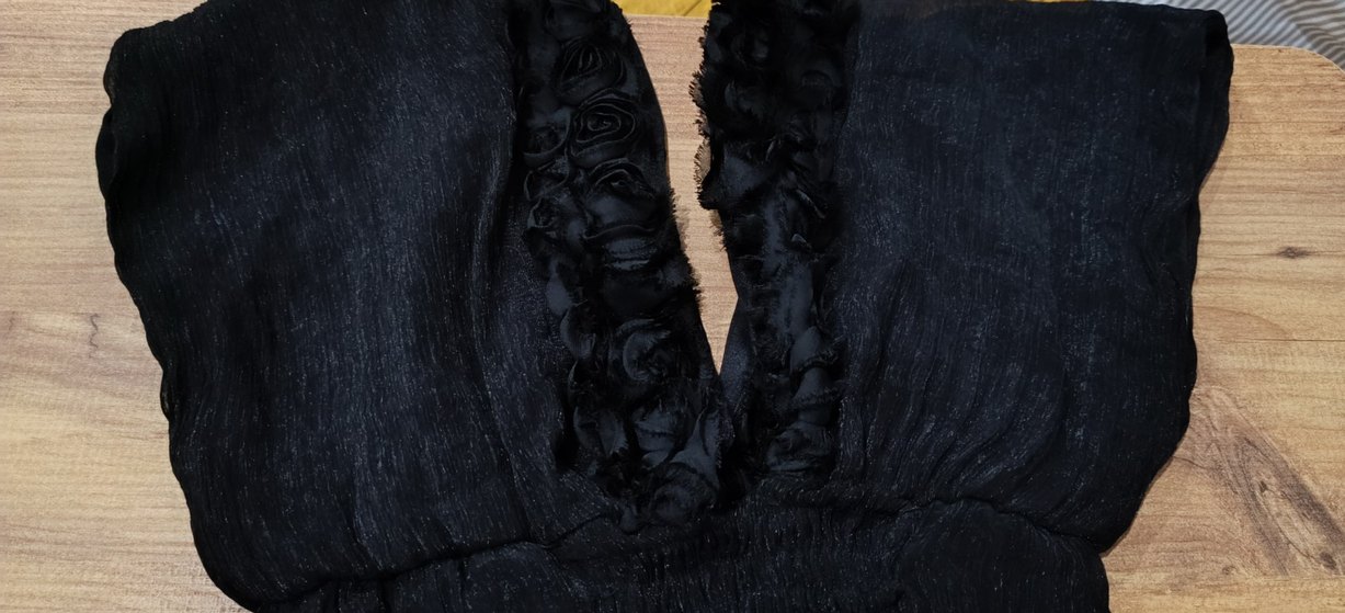 V Yaka Fırfırlı Siyah Midi Elbise - Görsel 2