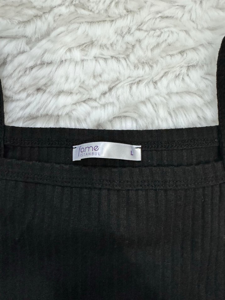 Siyah Yüksek Yakalı Kadın Atlet - Görsel 2