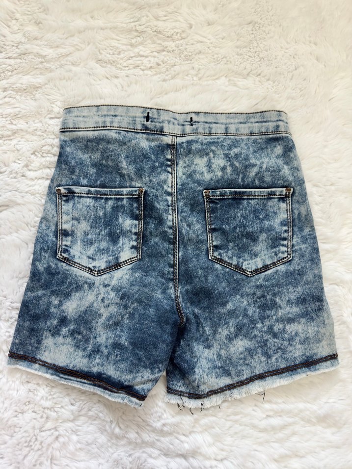 Kadın Mavi Batik Desenli Mini Kot Şort - Görsel 3