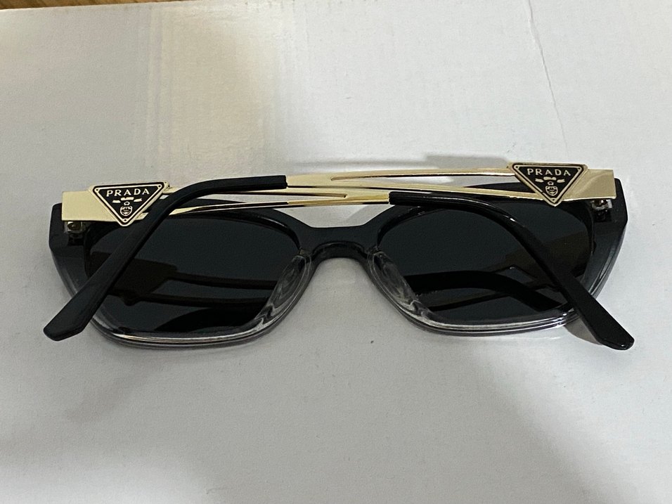 Parlak Siyah Prada Polarize Kadın Güneş Gözlüğü - Görsel 3
