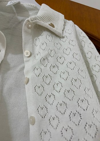 Beyaz Nakışlı Düğmeli Kız Bebek Hırka - Görsel 3