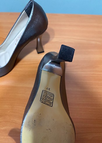 Bitenler Gri Parlak Yılan Desenli Stiletto - Görsel 3