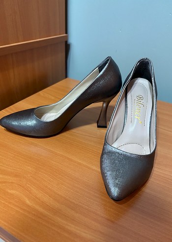 Bitenler Gri Parlak Yılan Desenli Stiletto - Görsel 5