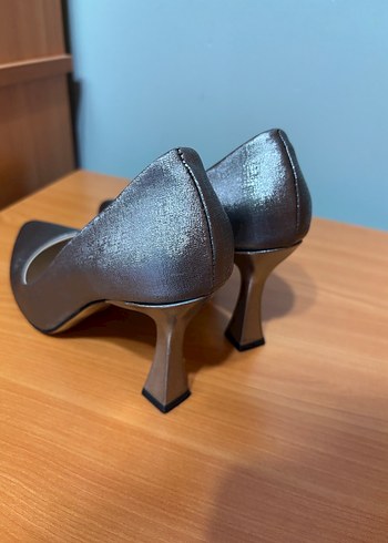 Bitenler Gri Parlak Yılan Desenli Stiletto - Görsel 4