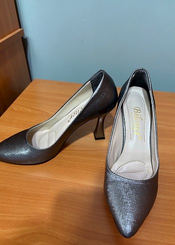 Bitenler Gri Parlak Yılan Desenli Stiletto - Görsel 2