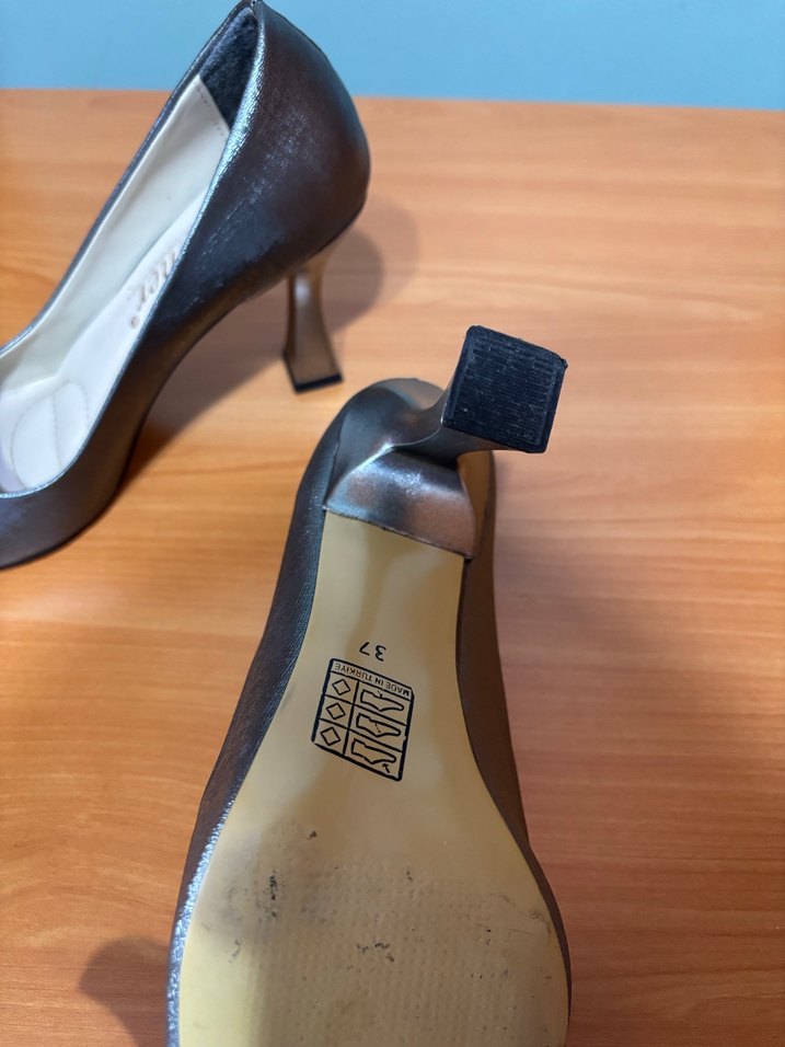 Bitenler Gri Parlak Yılan Desenli Stiletto - Görsel 3