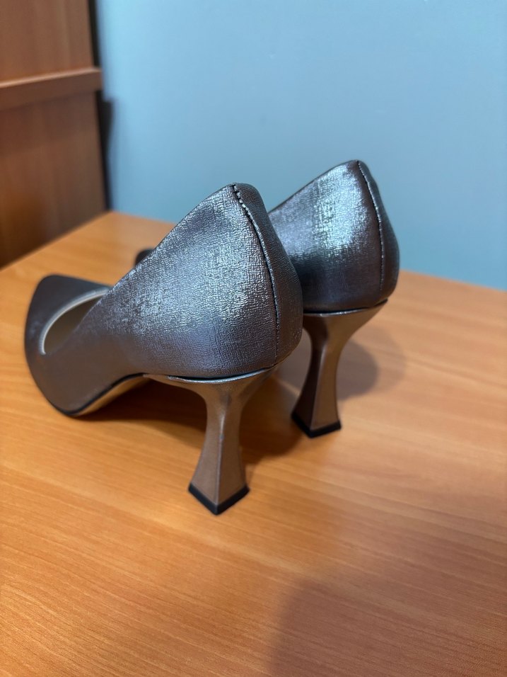 Bitenler Gri Parlak Yılan Desenli Stiletto - Görsel 4