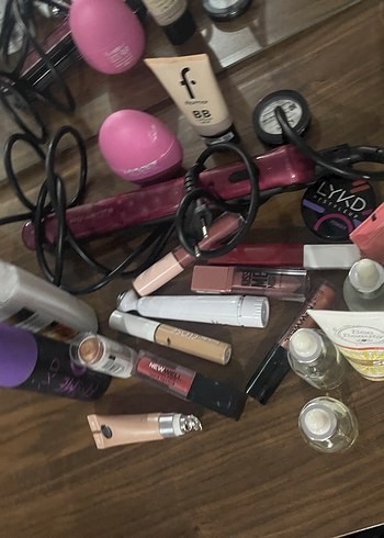 Yarısı dolu kozmetik ürünleri - Görsel 2