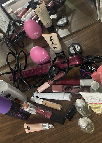 Yarısı dolu kozmetik ürünleri - Görsel 5