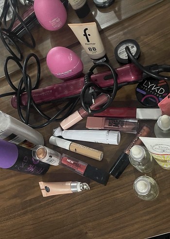 Yarısı dolu kozmetik ürünleri - Görsel 6